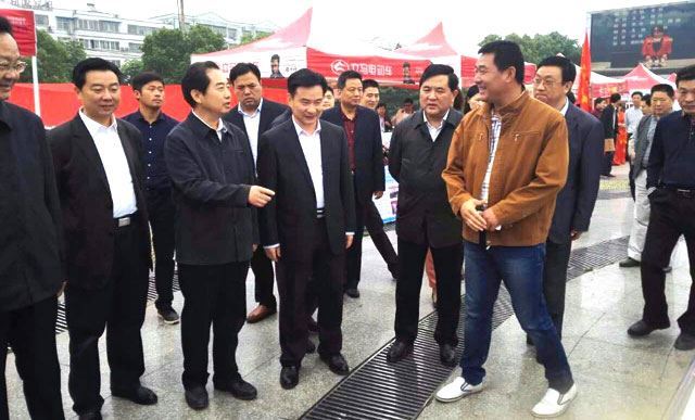 信阳市副市长张明春在职教活动周与校长陈广志交流